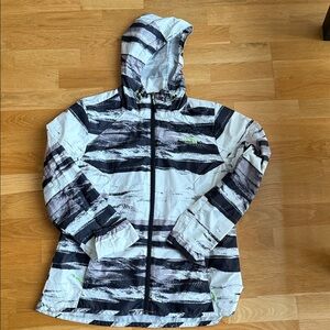 The North Face Woman’s LG Fly Weight Hoodie Wind Jacket White Patterned Jacket